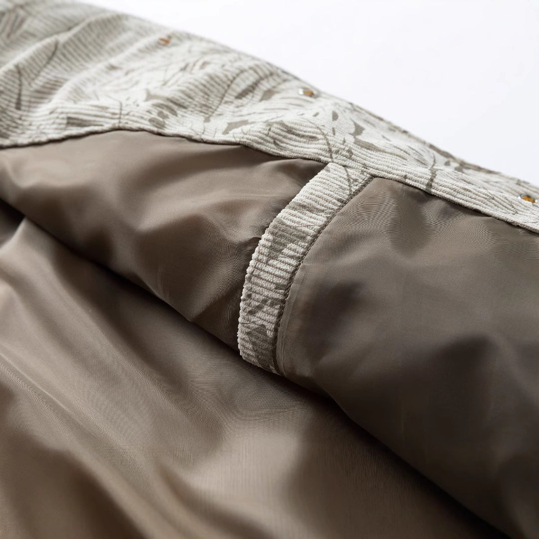 Herren Kordjacke im Truckerstil mit tonalem Blattmuster, Druckknopf‑Front und Pattentaschen Nord Taschen