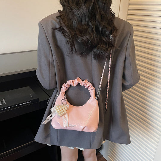 Damen Mini-Handtasche mit voluminösem Rüschendesign und trendy Anhängern Nord Taschen