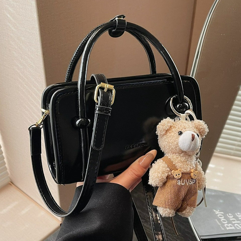 Damen Mini-Handtasche mit niedlichem Bärenanhänger Nord Taschen