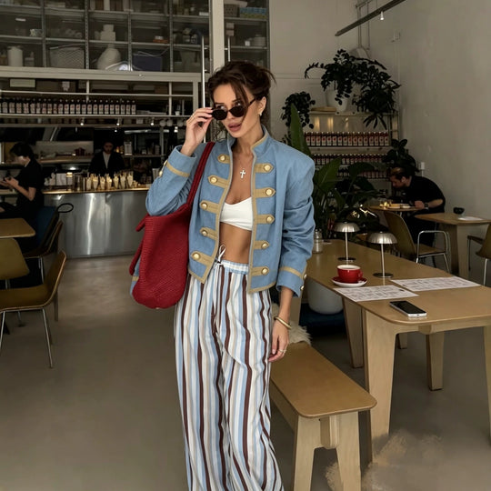 Damen Kurzblazer im Offiziersstil mit goldenen Zierleisten und Stehkragen Nord Taschen
