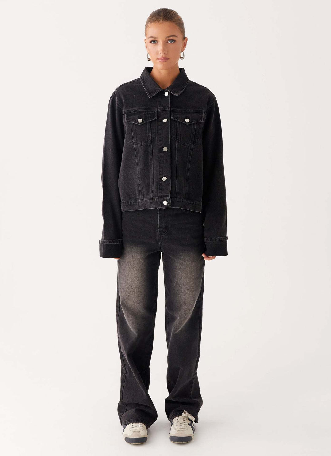 Damen trendige Denimjacke im lässigen Schnitt mit aufgesetzten Taschen und Knopfdetails