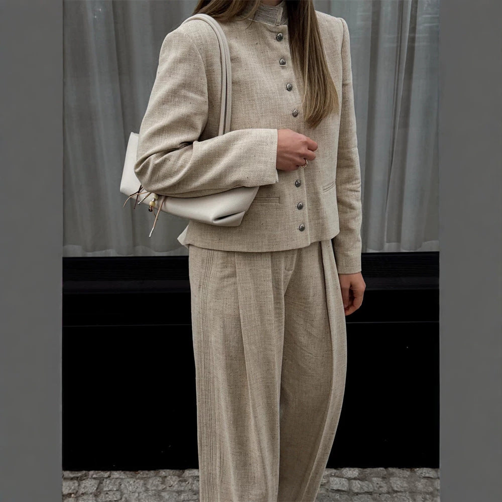 Damen Stehkragen-Sakko mit Metallknöpfen und weiter Plisseehose Nord Taschen