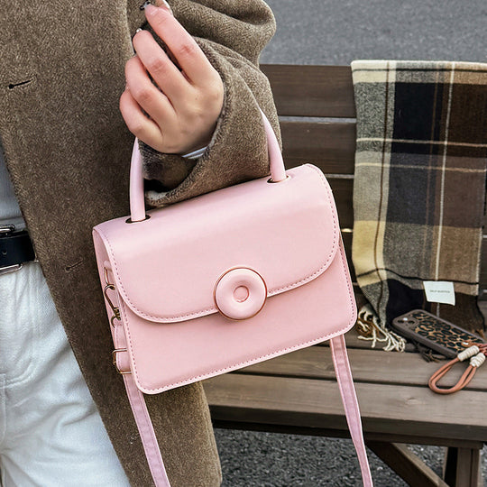 Damen Handtasche mit eleganter Klappenöffnung und praktischem Schulterriemen Nord Taschen