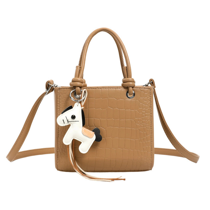 Damen Mini-Tasche mit tierischem Anhänger und modernem Krokodil-Look Nord Taschen