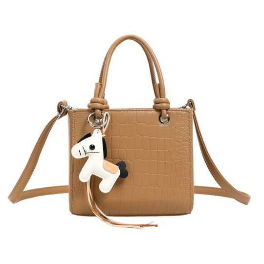 Damen Mini-Tasche mit tierischem Anhänger und modernem Krokodil-Look Nord Taschen