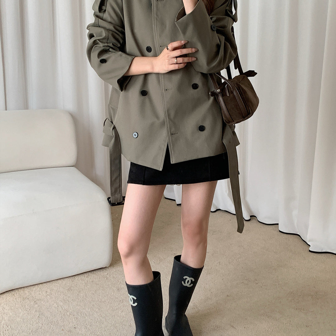 Damen Kurz geschnittener doppeltreihiger Trench mit Stehkragen und Schulterklappen Nord Taschen