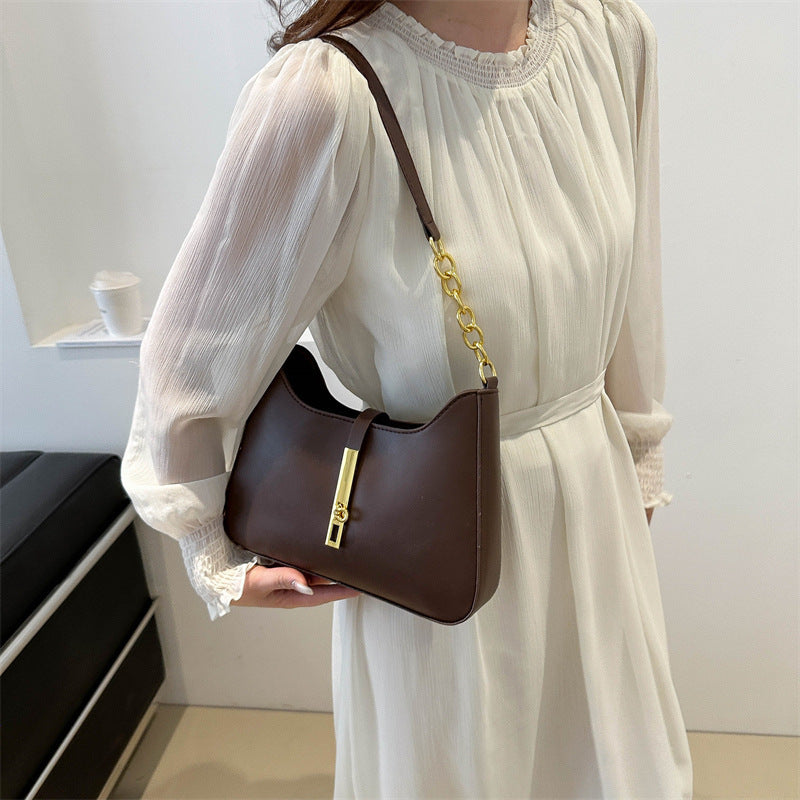 Damen Handtasche mit elegantem Kettenakzent und modernem Klappenverschluss Nord Taschen