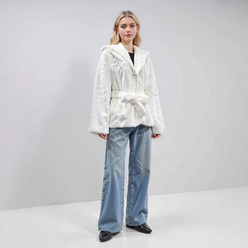 Damen Kuschelige Kunstfell-Kurzjacke mit Schalkapuze und Schleifen-Taillengürtel Nord Taschen