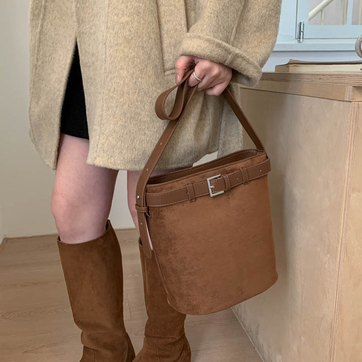 Damen Hobo-Tasche mit modischem Gürtel-Detail und weichem Veloursleder Nord Taschen