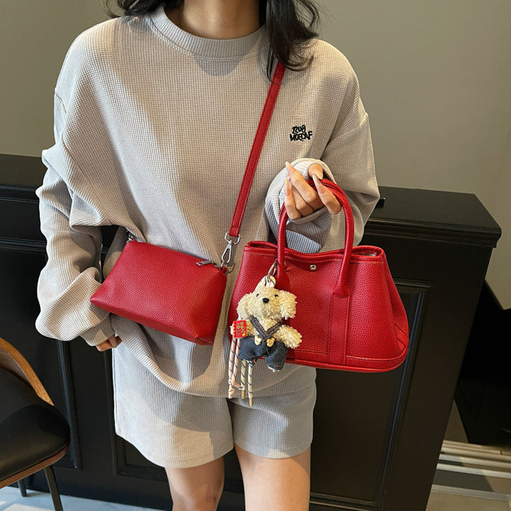 Damenhandtasche mit verspieltem Design und charmantem Plüschanhänger Nord Taschen