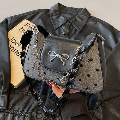 Damen Handtasche mit eleganter Schleifenverzierung und verspielter Kettenapplikation Nord Taschen