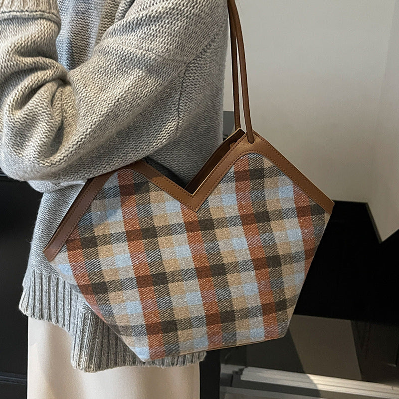 Damen Tragetasche mit lässigem Karo-Design und verspieltem Anhänger Nord Taschen