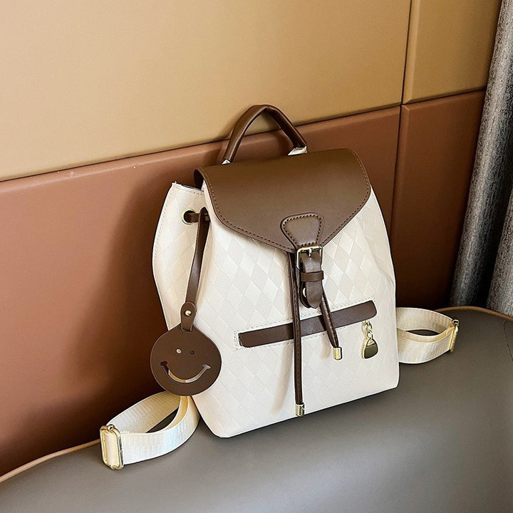 Damen modischer Rucksack mit geflochtenem Design und charmantem Anhänger Nord Taschen