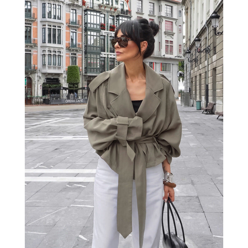 Damen Oversize Trenchjacke im Cropped-Schnitt mit Bindegürtel, überschnittenen Schultern und Ballonärmeln Nord Taschen