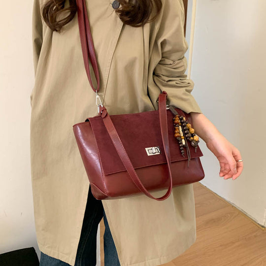 Damen elegante Umhängetasche aus hochwertigem Kunstleder mit verspieltem Anhänger Nord Taschen