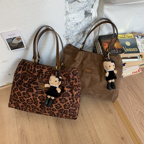 Damen Hobo-Tasche aus weichem Veloursleder mit niedlichem Anhänger Nord Taschen