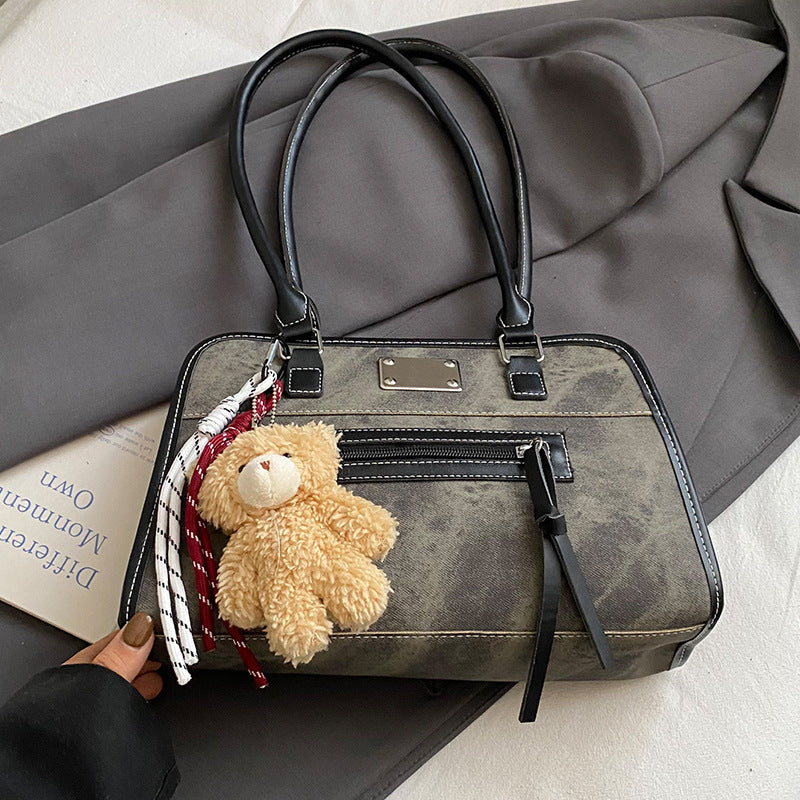 Damen Handtasche mit robustem Stoff und verspieltem Plüschanhänger Nord Taschen