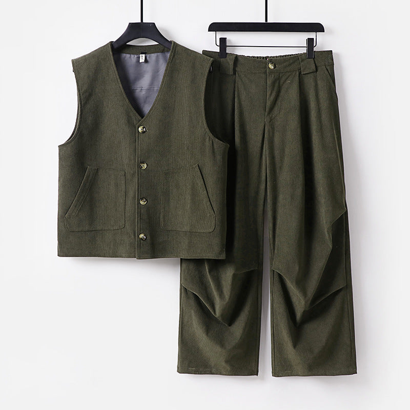 Herren Cord-Loungewear-Set mit V-Ausschnitt Weste und weiten Bundfaltenhose Nord Taschen