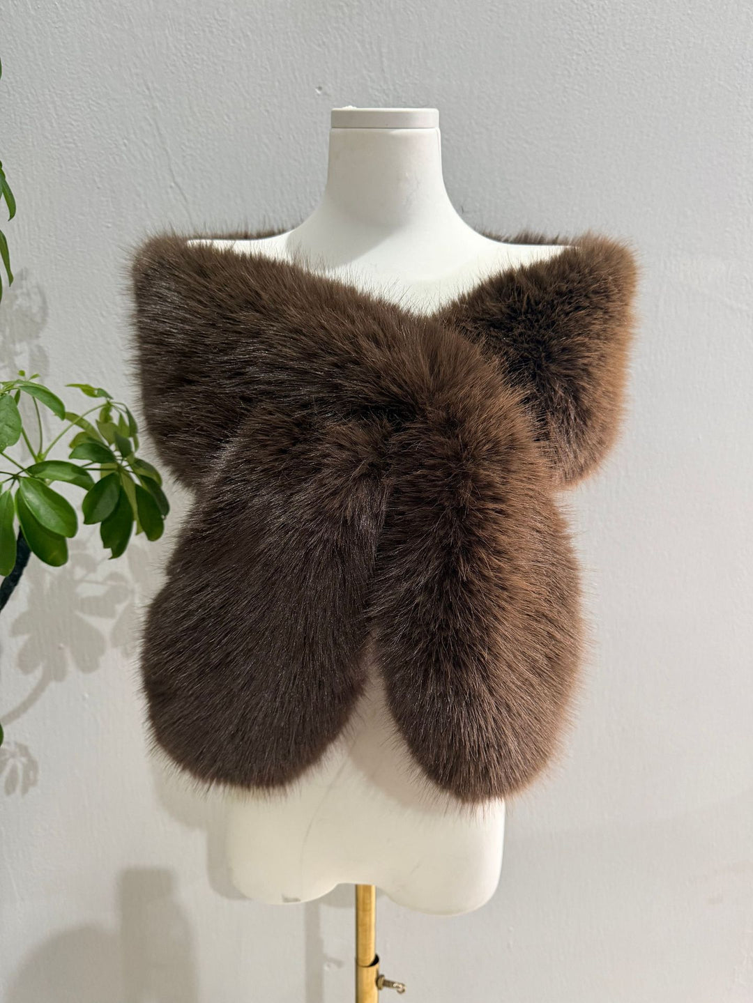 Damen Luxuriöse Wendbare Kunstpelz-Schulterstola mit V‑Form Nord Taschen
