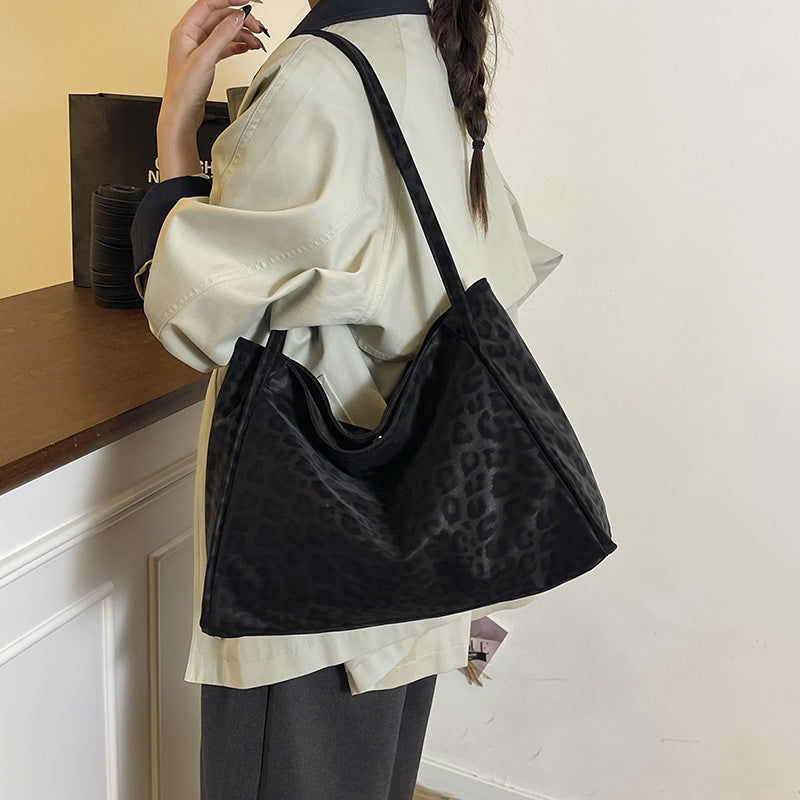 Damen Hobo-Tasche aus weichem Wildleder mit elegantem Leopardenmuster Nord Taschen