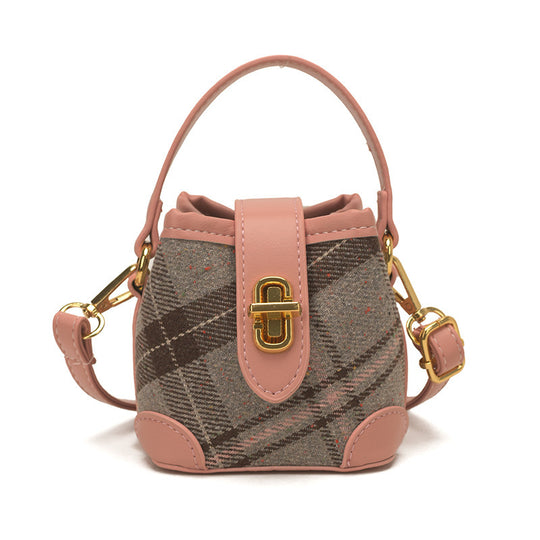 Damen Beuteltasche mit eleganter Struktur und goldenen Akzenten Nord Taschen