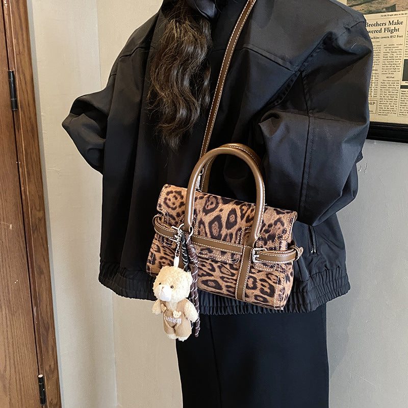 Damen elegante Handtasche mit Bärenanhänger Nord Taschen