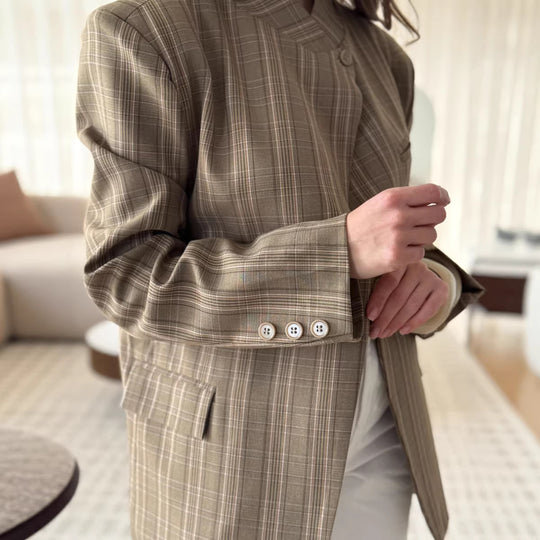 Damen Kurzblazer im Karo‑Muster mit Stehkragen, asymmetrischer Knopfleiste und Pattentaschen Nord Taschen
