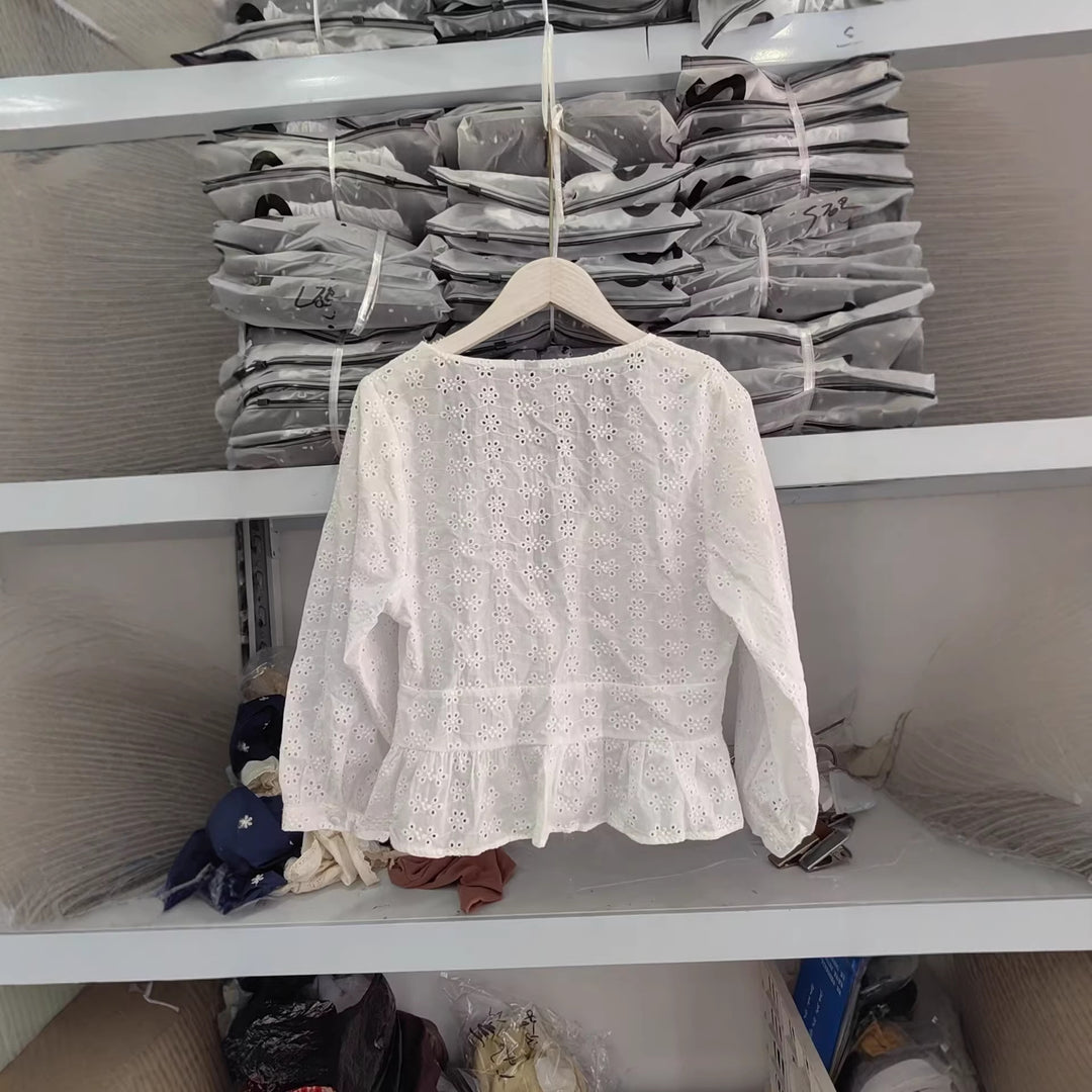 Damen Weiche Broderie-Anglaise-Bluse mit tiefem V‑Ausschnitt, Taillennaht und Volant Nord Taschen