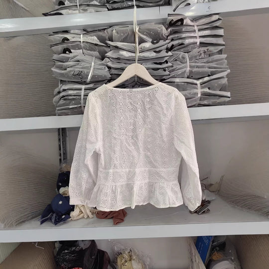 Damen Weiche Broderie-Anglaise-Bluse mit tiefem V‑Ausschnitt, Taillennaht und Volant Nord Taschen