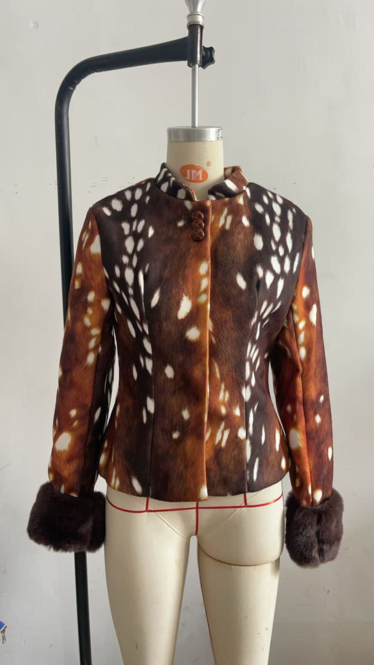 Damen Taillierte Kurzjacke mit Leopardenmuster und Kunstpelzmanschetten Nord Taschen