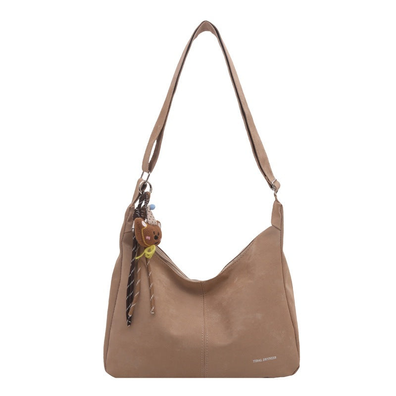 Damen Hobo-Tasche aus weichem Kunstleder mit verspieltem Anhänger Nord Taschen
