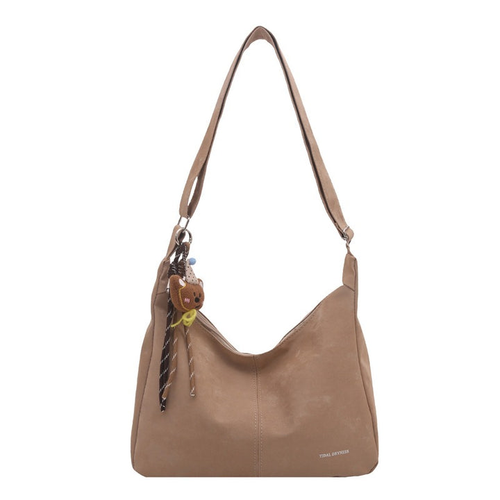 Damen Hobo-Tasche aus weichem Kunstleder mit verspieltem Anhänger Nord Taschen