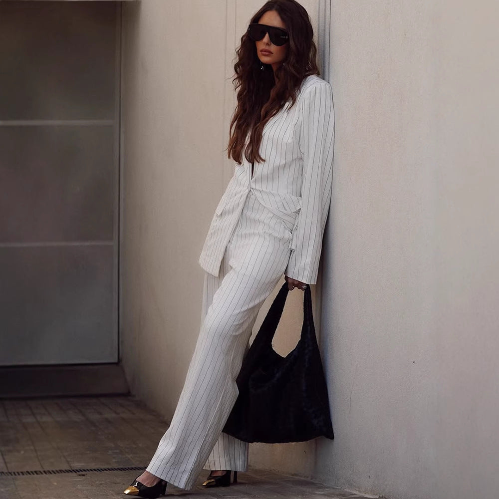 Damen Zweiteiliges Nadelstreifen-Anzugset mit Oversize-Blazer und weiter Bundfaltenhose Nord Taschen
