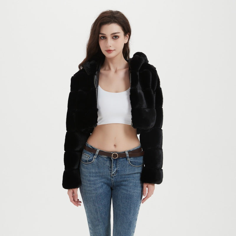 Damen Cropped Kunstpelzjacke mit gestepptem Panel‑Design und Kapuze Nord Taschen