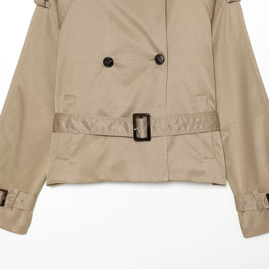Damen Kurze taillierte Trenchjacke im Cape‑Look mit hohem Funnelkragen und Schnallenmanschetten Nord Taschen
