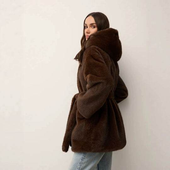 Damen Kapuzen-Kurzmantel aus luxuriösem Kunstpelz mit Taillengürtel Nord Taschen