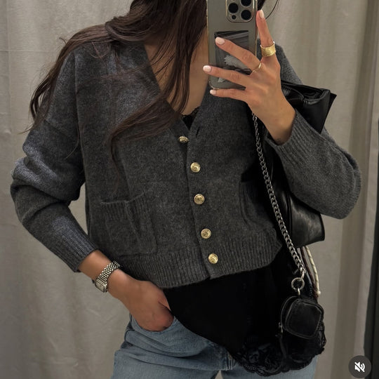 Damen Oversize-Wollmix-Cardigan mit V-Ausschnitt, goldfarbenen Zierknöpfen und aufgesetzten Taschen Nord Taschen