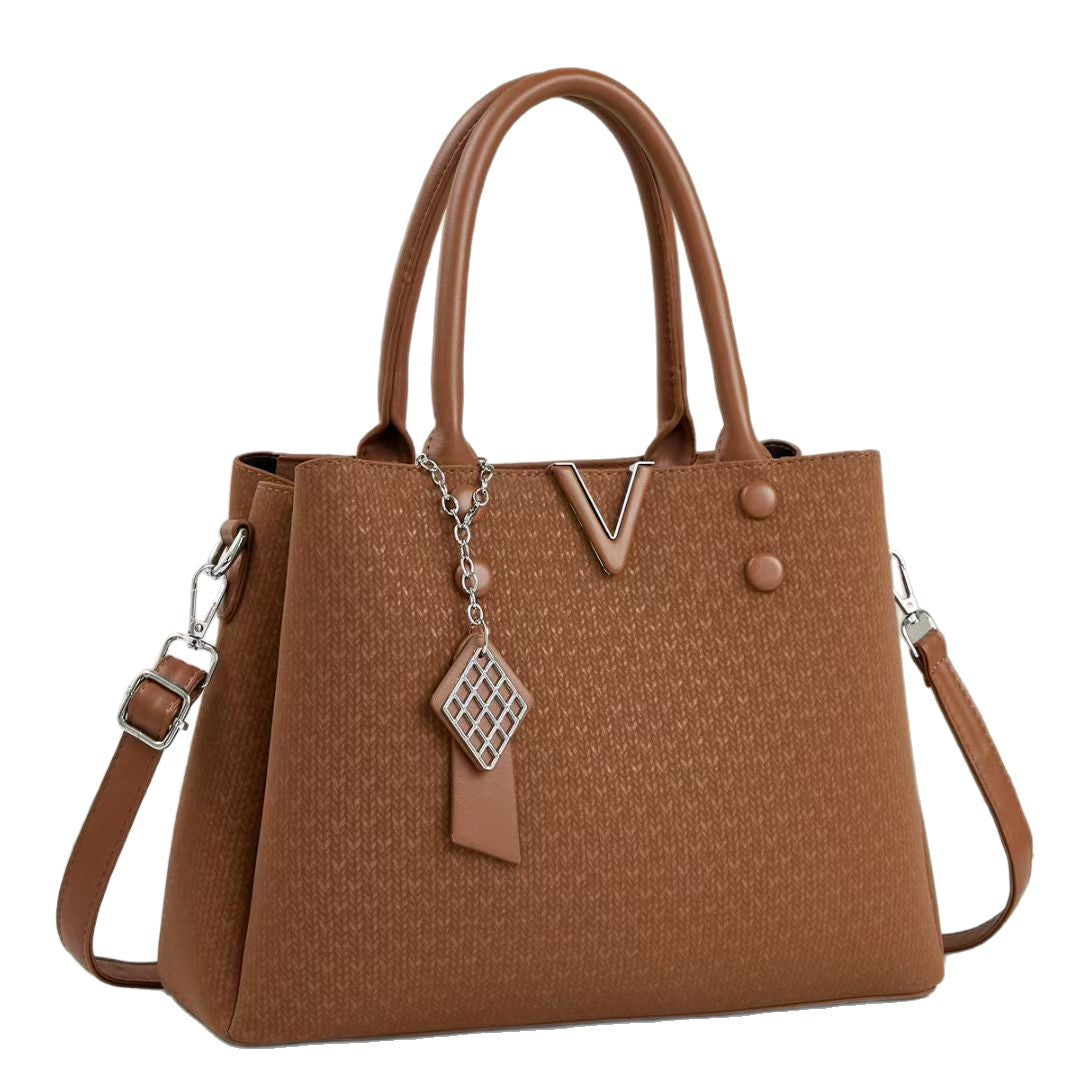 Damen elegante Handtasche mit abnehmbarem Schultergurt und dekorativem Anhänger Nord Taschen