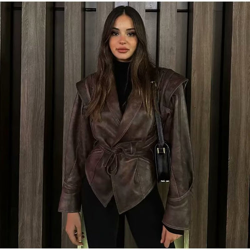 Damen Wickel-Lederjacke mit Taillengürtel, betonter Schulterpartie und femininer Silhouette Nord Taschen