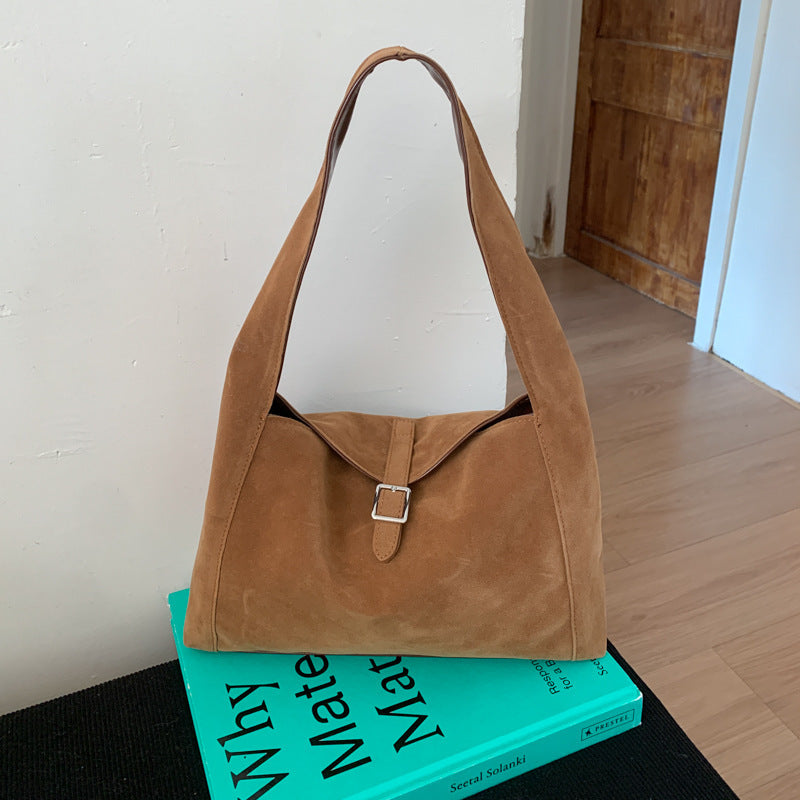 Damen Hobo-Tasche aus weichem Veloursleder mit praktischem Tragegriff Nord Taschen