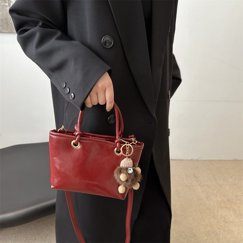 Damen modische Handtasche mit charmantem Anhänger und hochwertiger Verarbeitung Nord Taschen
