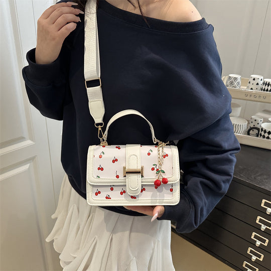 Damen Umhängetasche mit fruchtigem Kirschmotiv und schickem Anhänger Nord Taschen