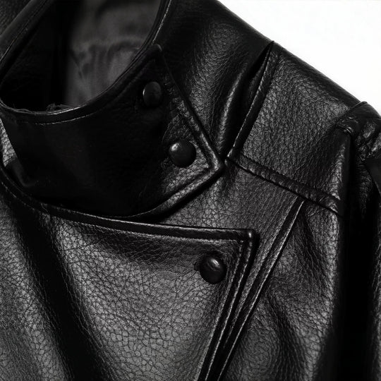 Damen Kurzjacke im asymmetrischen Biker‑Trenchstil aus veganer Lederoptik mit hohem Stehkragen Nord Taschen