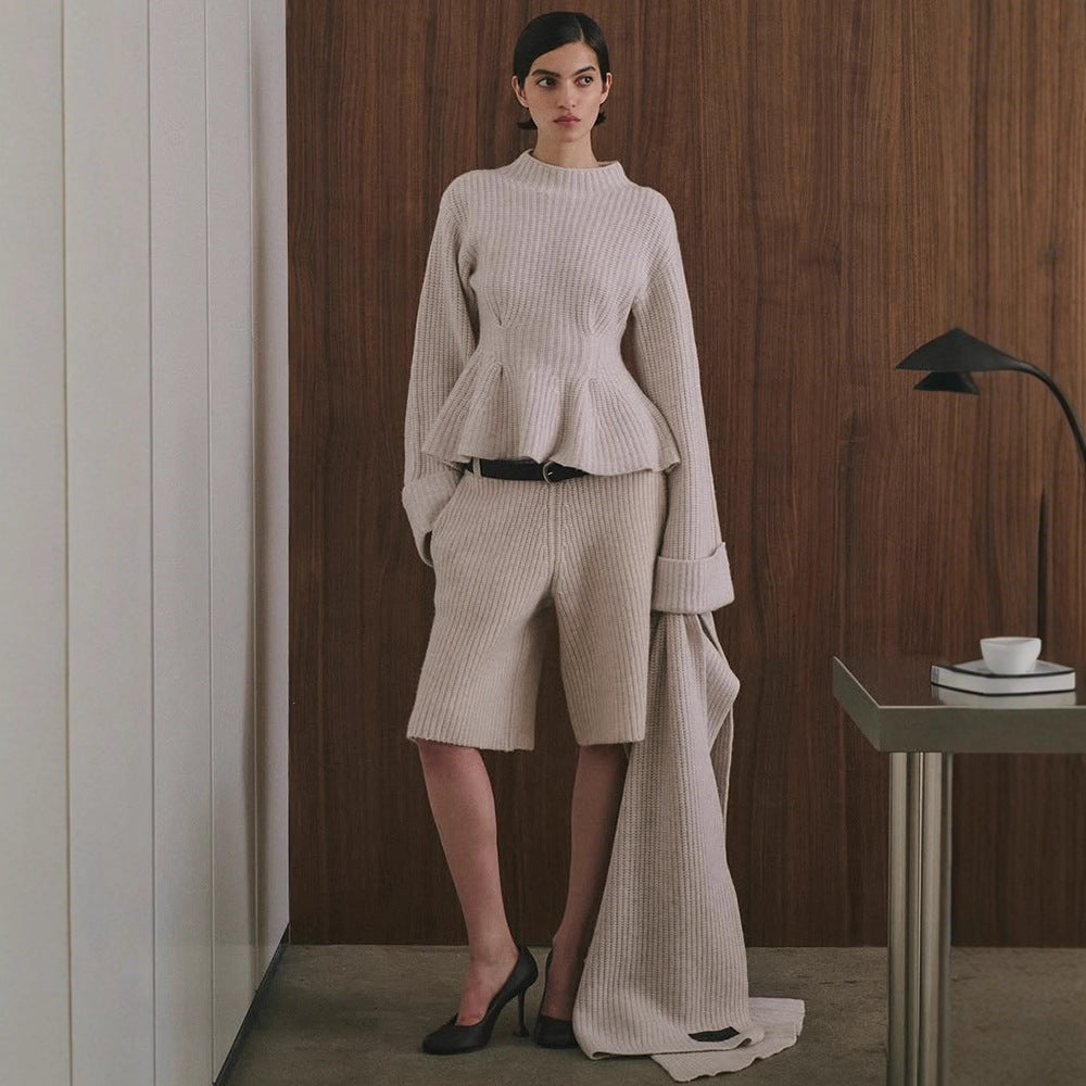 Damen Feinstrick-Zweiteiler mit tailliertem Peplum-Pullover und High-Waist-Bermuda Nord Taschen