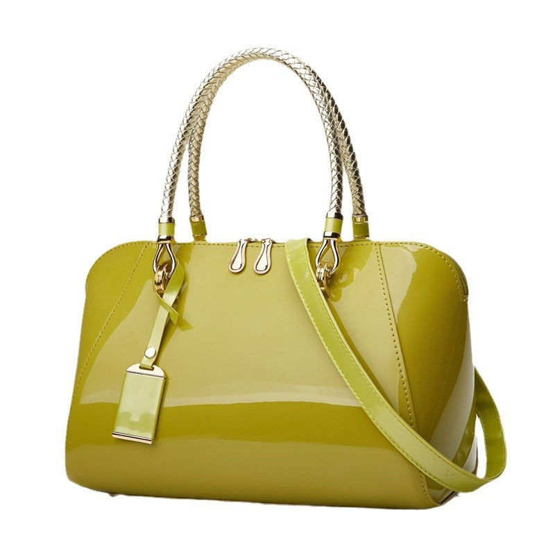 Damen Handtasche mit eleganter Lackoberfläche und geflochtenen Griffen Nord Taschen