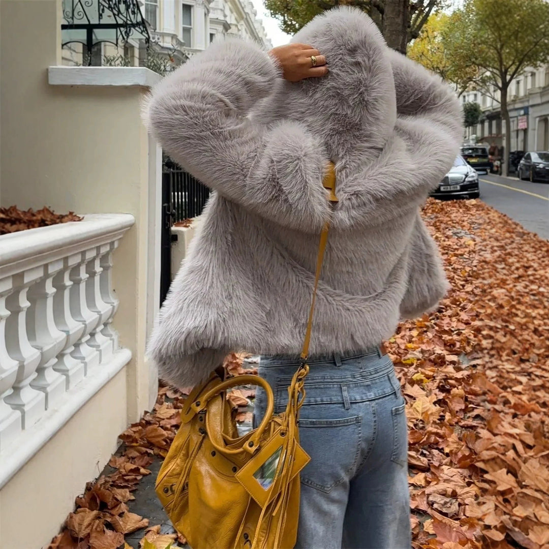 Damen Kapuzen‑Kunstpelz‑Kurzjacke mit dichtem Hochflor und Oversize‑Silhouette Nord Taschen