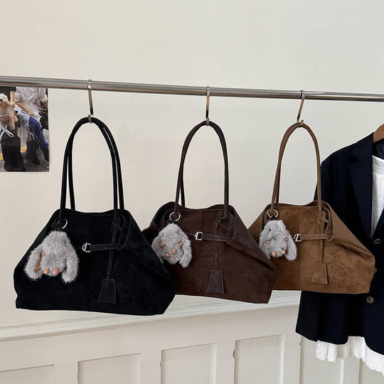 Damen modische Schultertasche aus hochwertigem Wildleder mit charmantem Plüschanhänger Nord Taschen