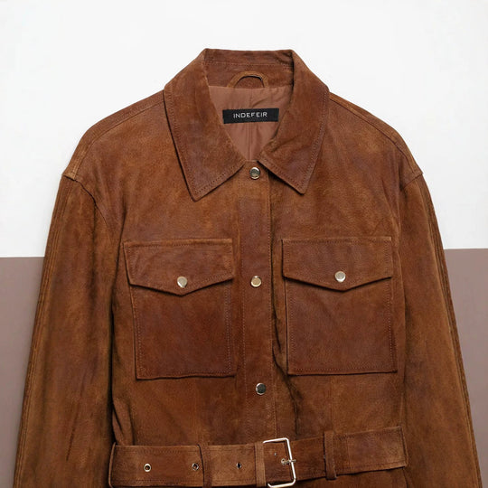 Damen Kurzjacke im Safari‑Stil aus Veloursleder mit Taillengürtel und aufgesetzten Brusttaschen Nord Taschen