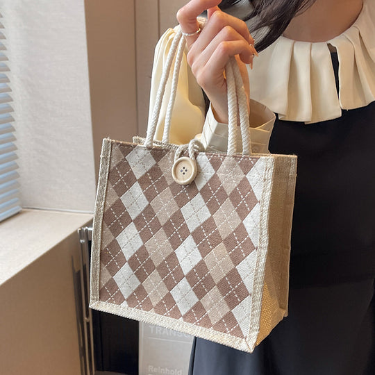 Damen Jute Tragetasche mit elegantem Rautenmuster und praktischen Holzknopfverschluss Nord Taschen