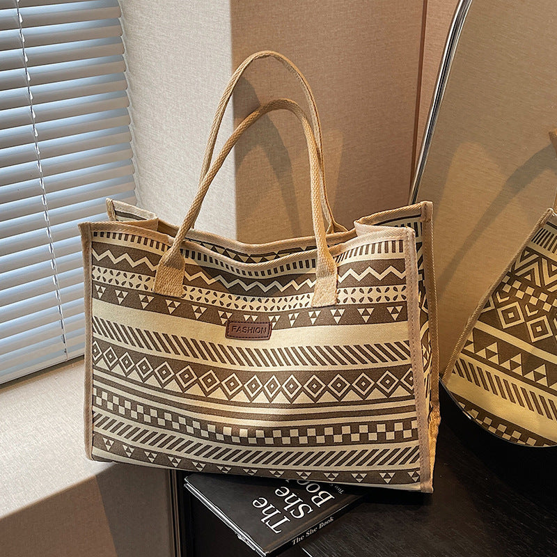 Damen trendige Umhängetasche mit ethnischem Print Nord Taschen